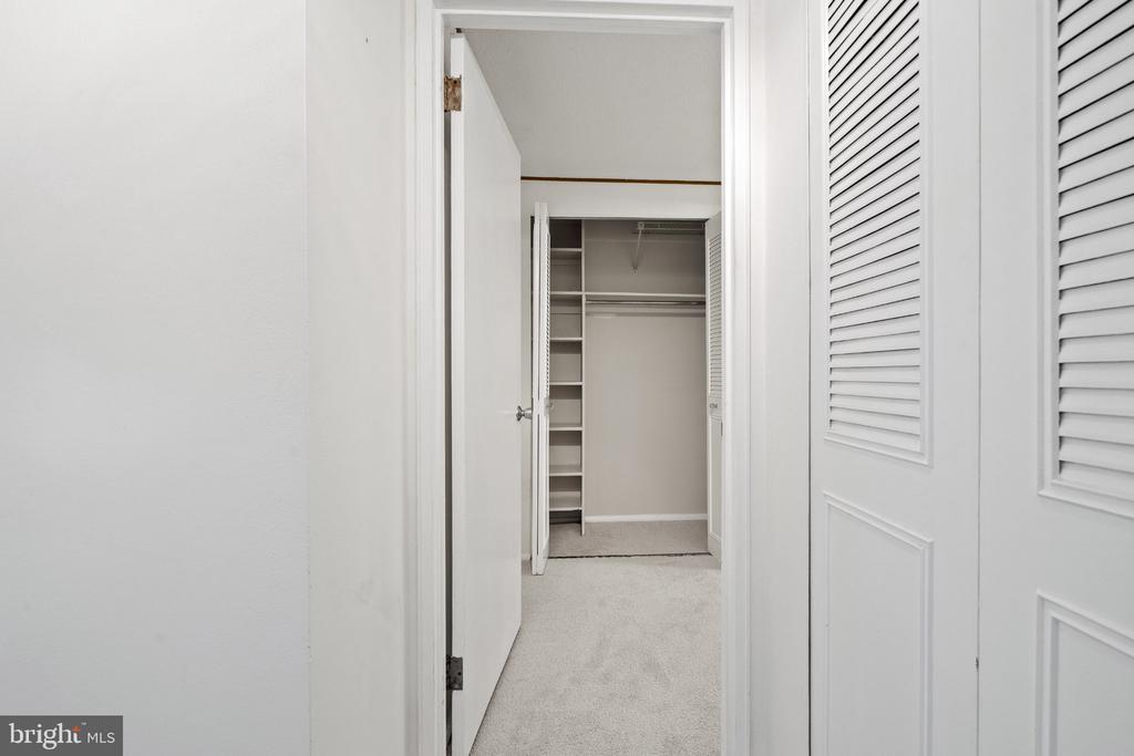4600 S FOUR MILE RUN DRIVE S Unit: 423
