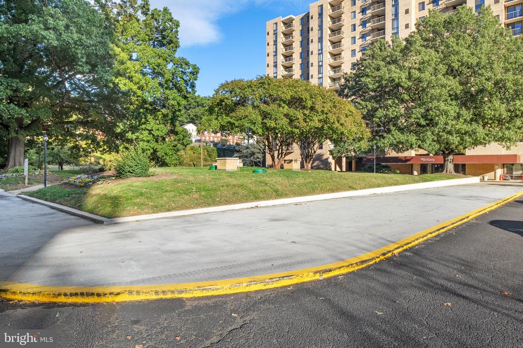 4600 S FOUR MILE RUN DRIVE S Unit: 423