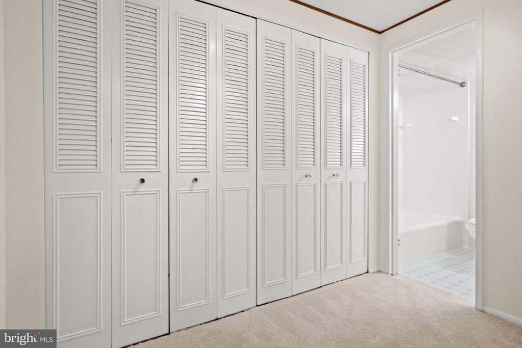 4600 S FOUR MILE RUN DRIVE S Unit: 423