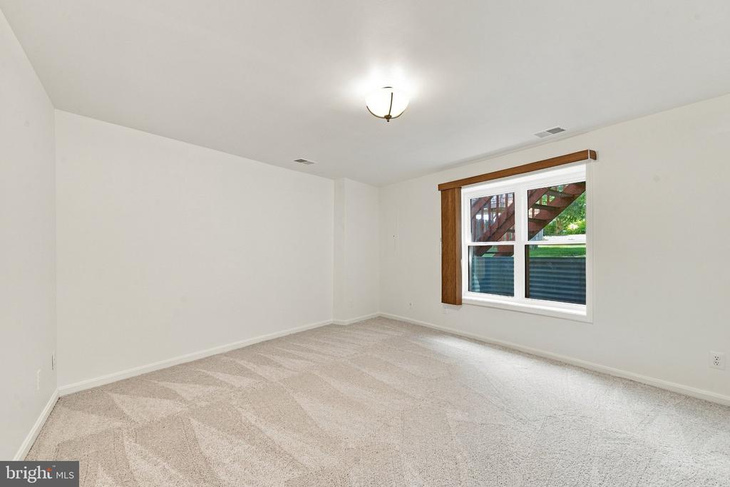 5909 SAINT GILES WAY