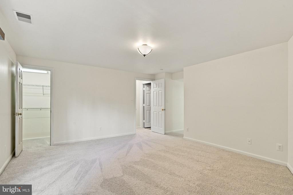 5909 SAINT GILES WAY