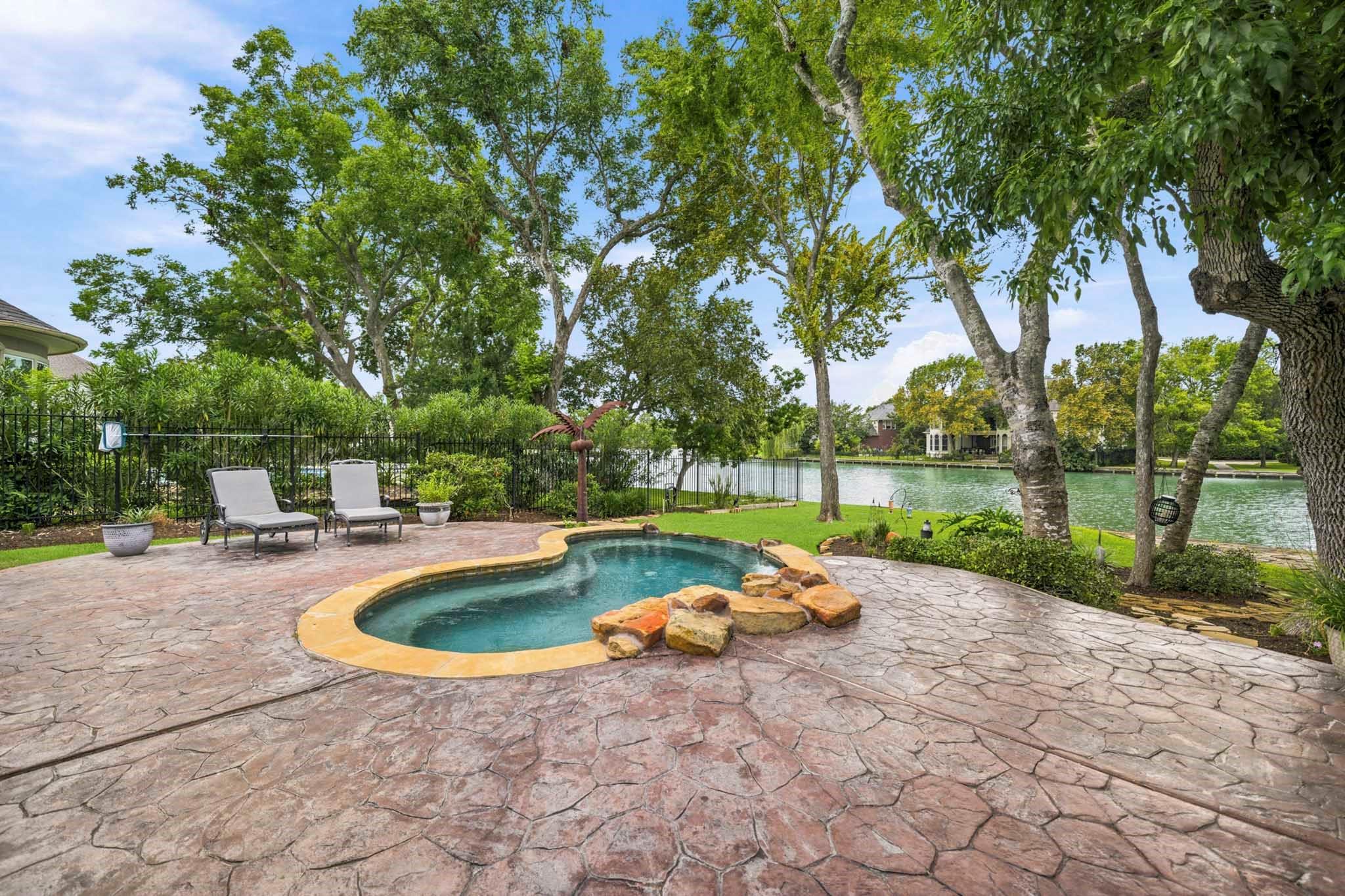 40 Palm Boulevard