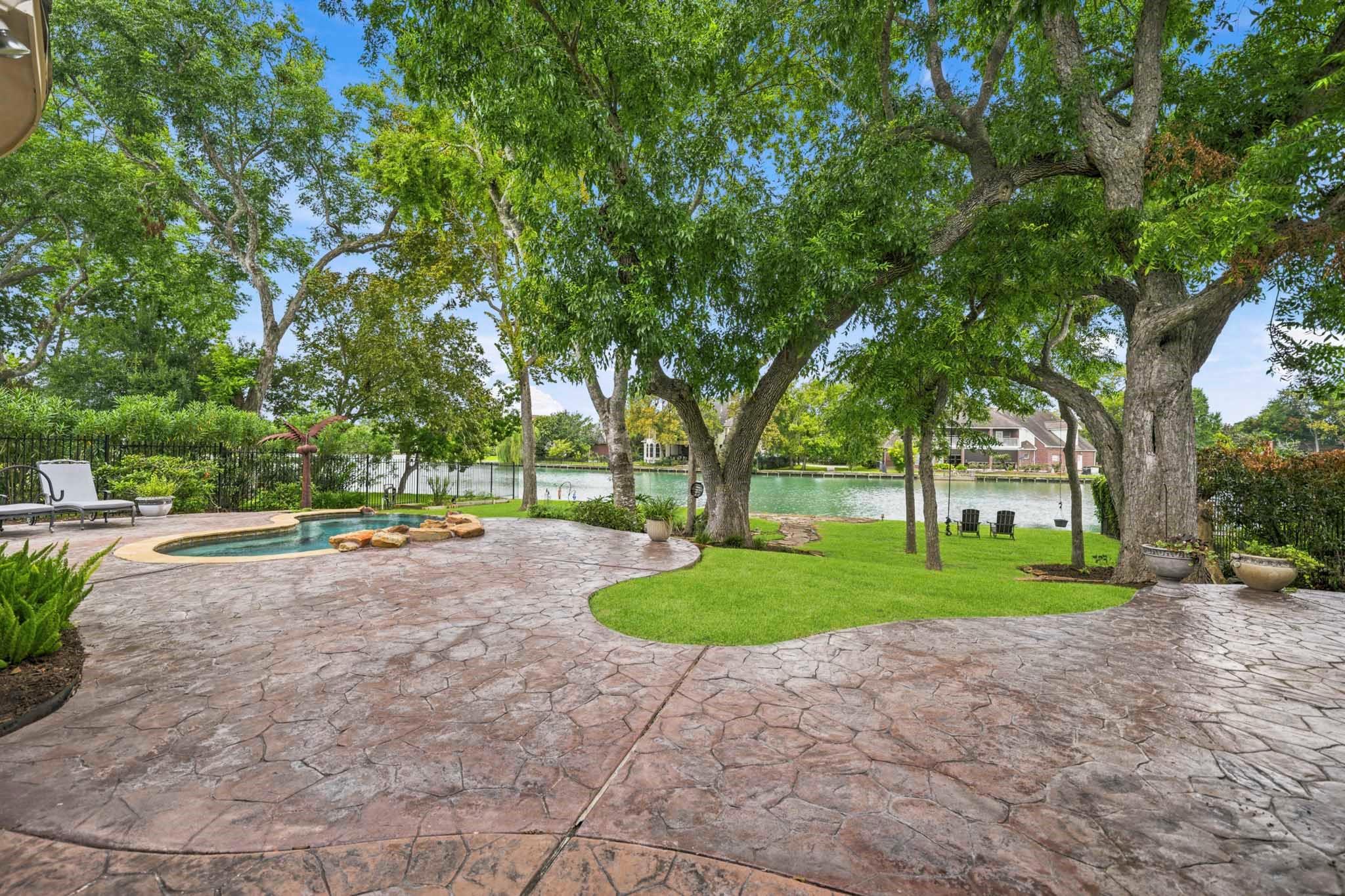 40 Palm Boulevard