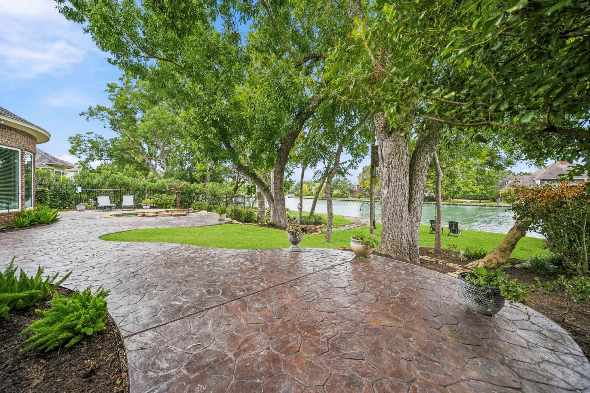 40 Palm Boulevard