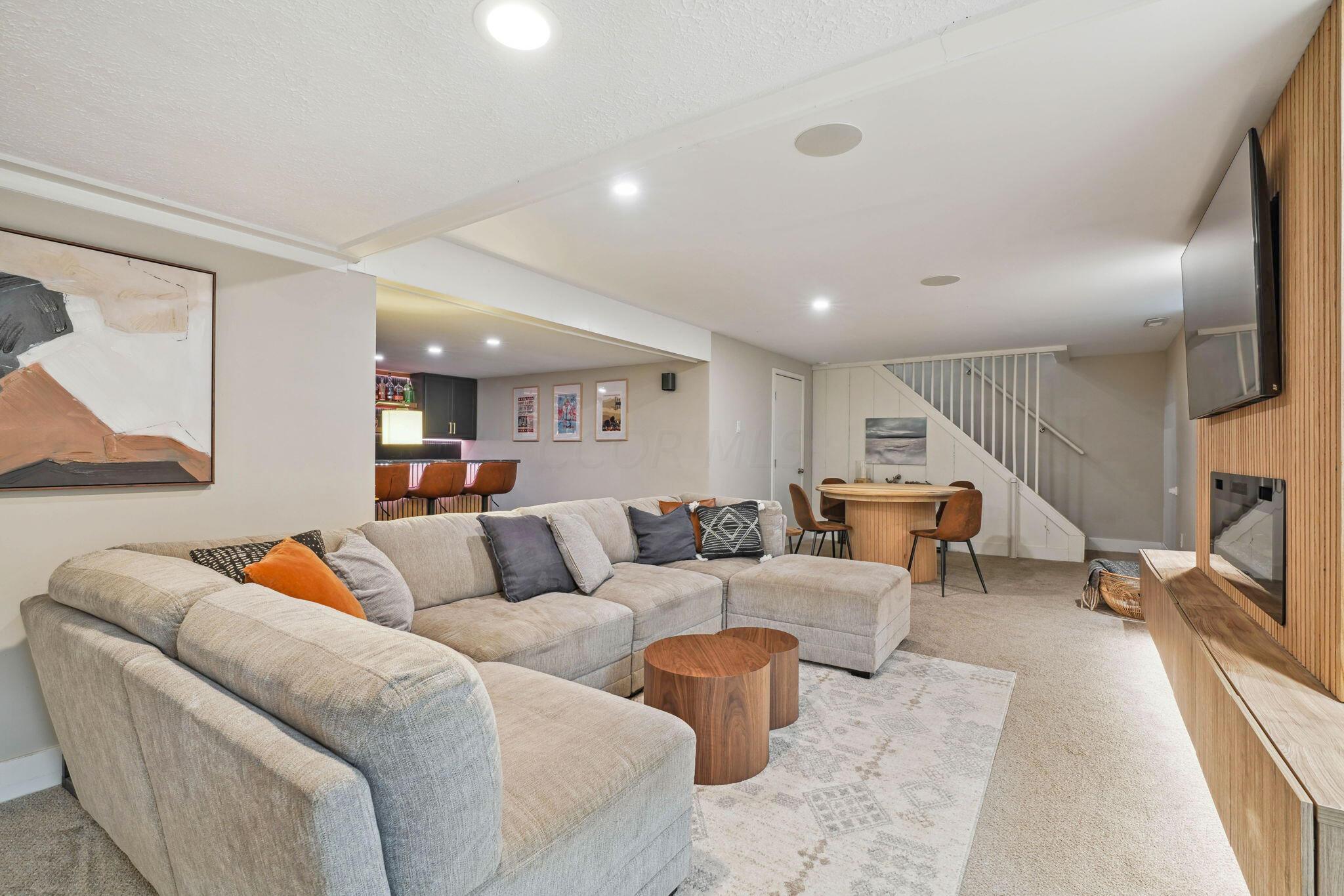 6079 Holiday Lane