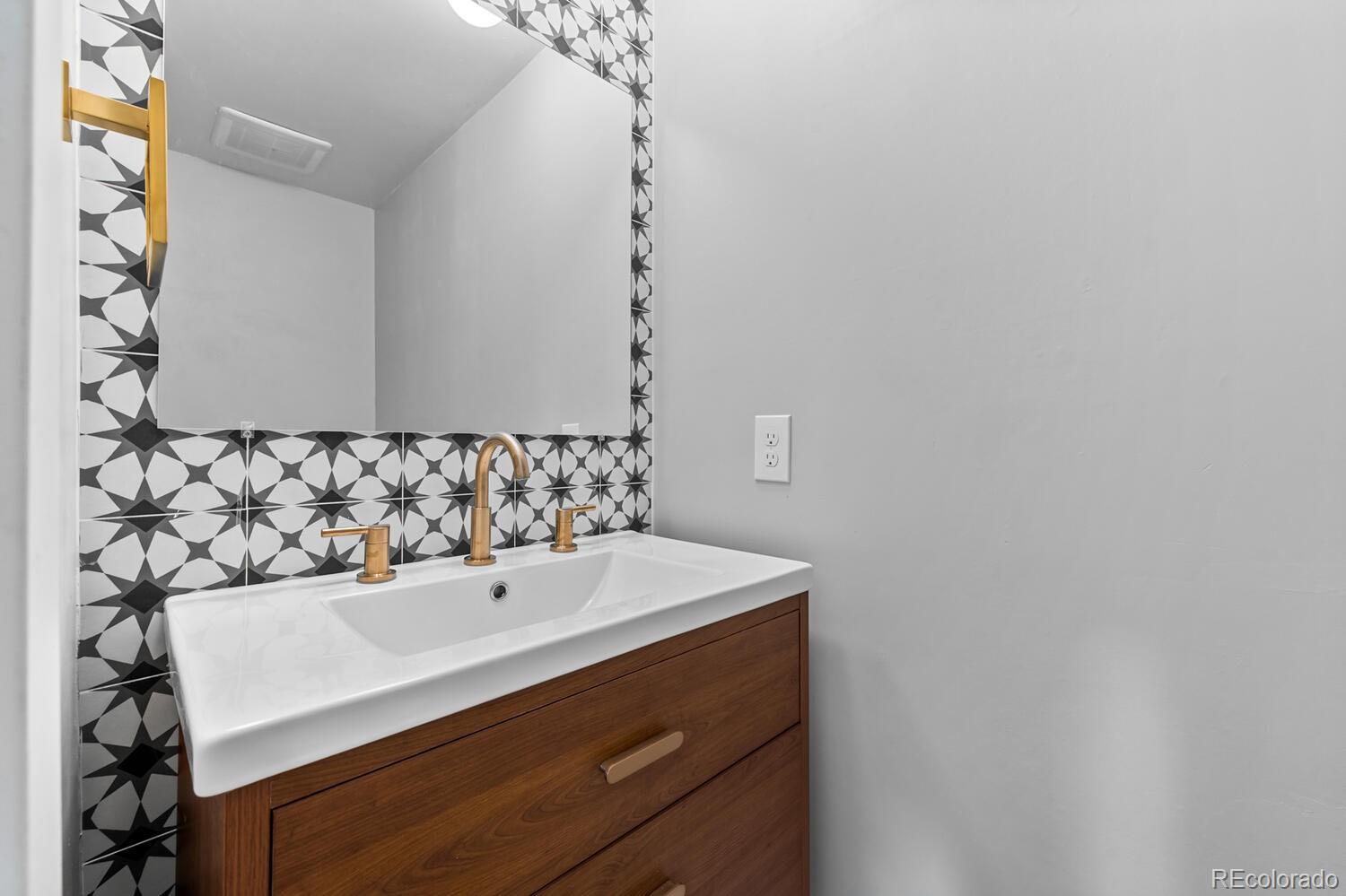 1200 S Monaco Street Parkway Unit: 27