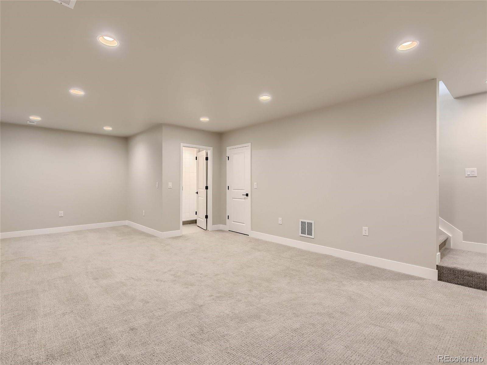 2605 W 40th Avenue