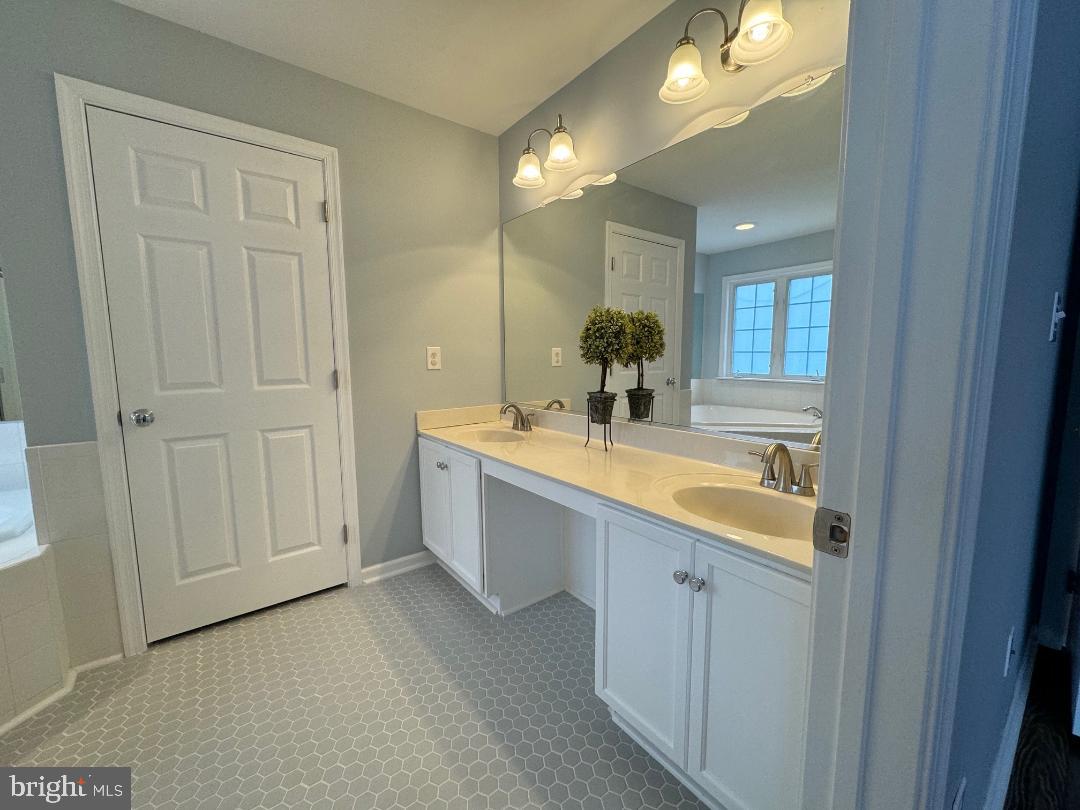 214 W Bourne Way #2-2