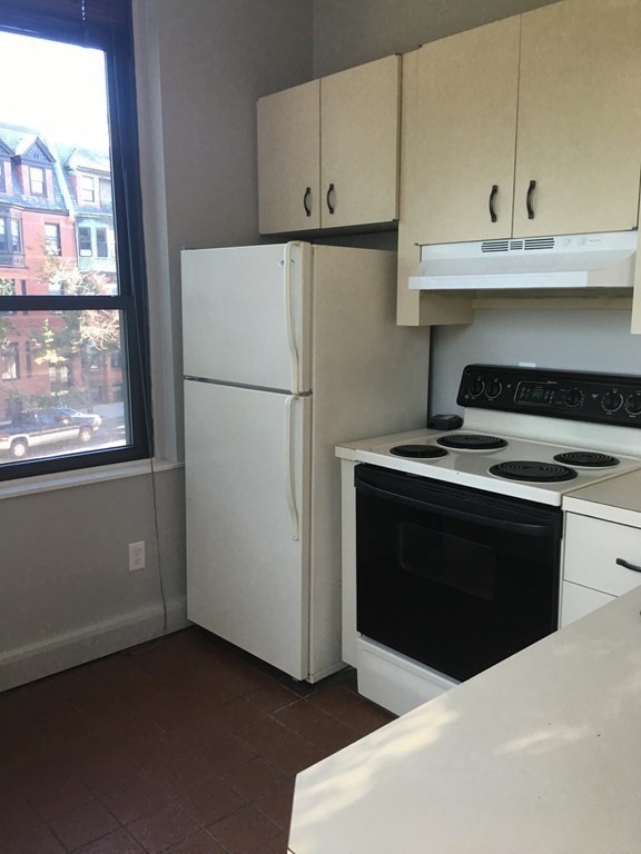 60 Charlesgate W # 2B