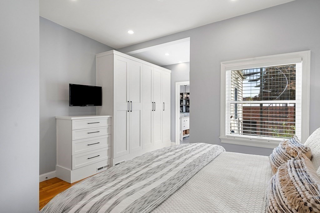 214-216 W 7th Street # 2R