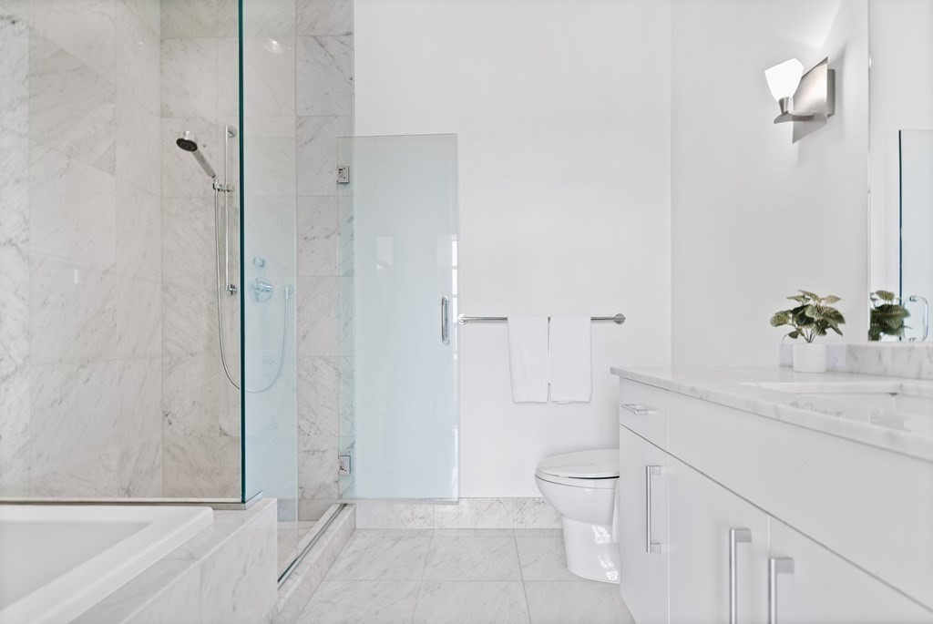 360 Newbury St # 605