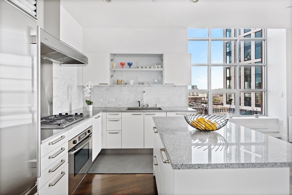 360 Newbury St # 605