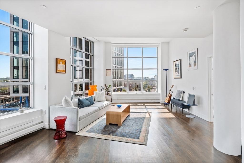 360 Newbury St # 605