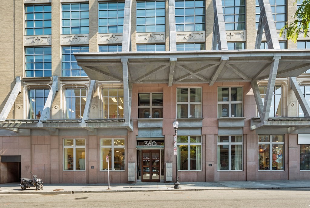 360 Newbury St # 605