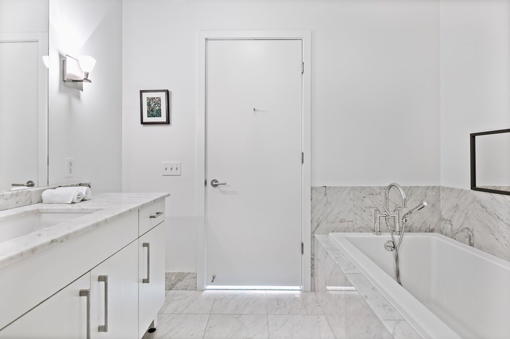 360 Newbury St # 605