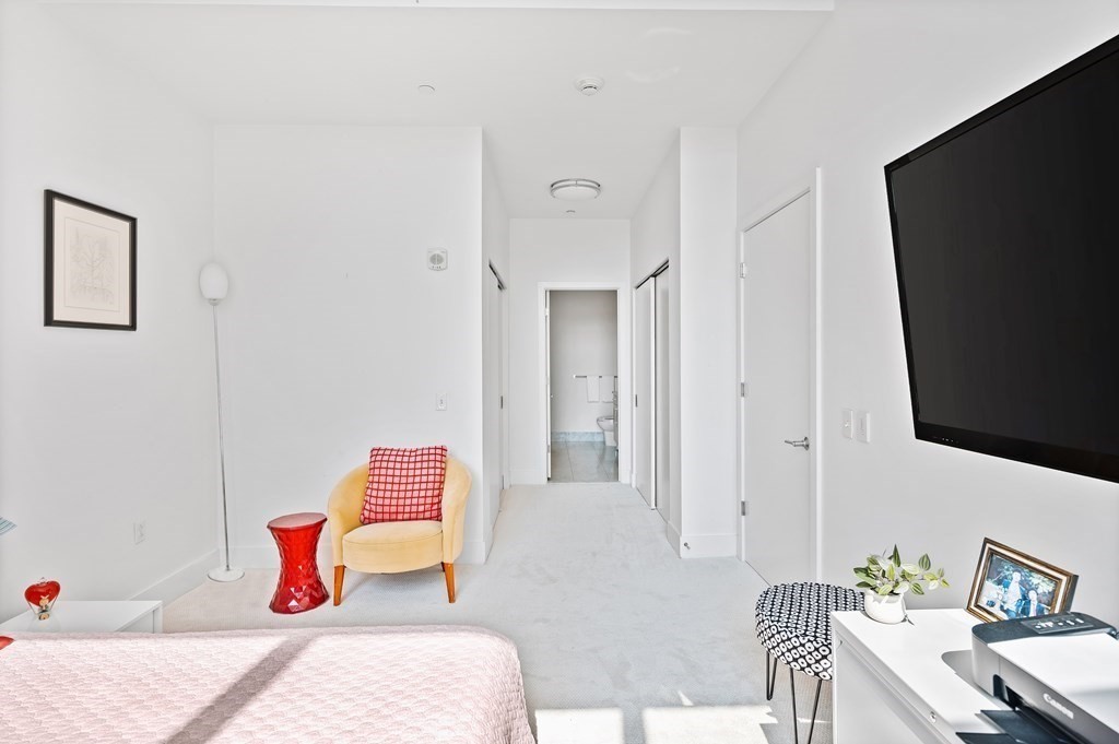 360 Newbury St # 605