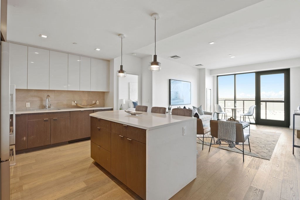 375 Canal Street # 811