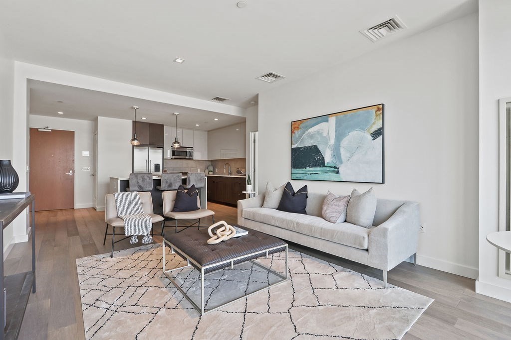 375 Canal Street # 811