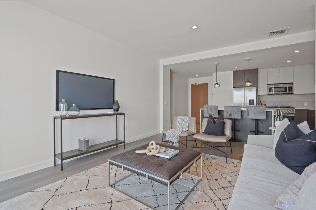 375 Canal Street # 811