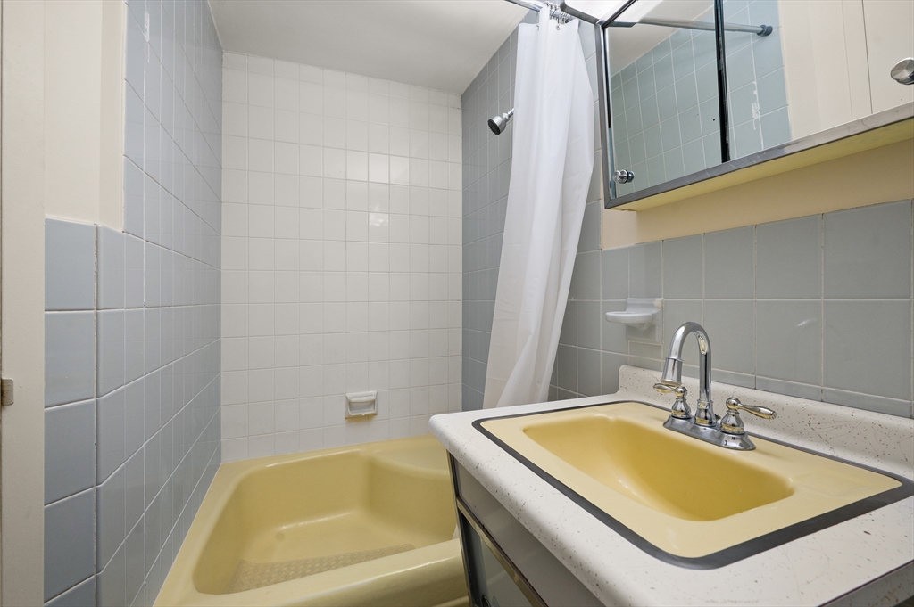 300 Lynn Shore Drive Unit: 812