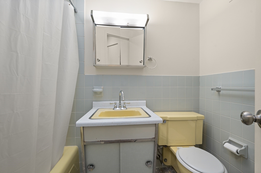 300 Lynn Shore Drive Unit: 812