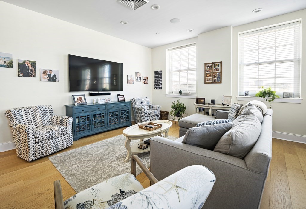 380 Bunker Hill St # 213