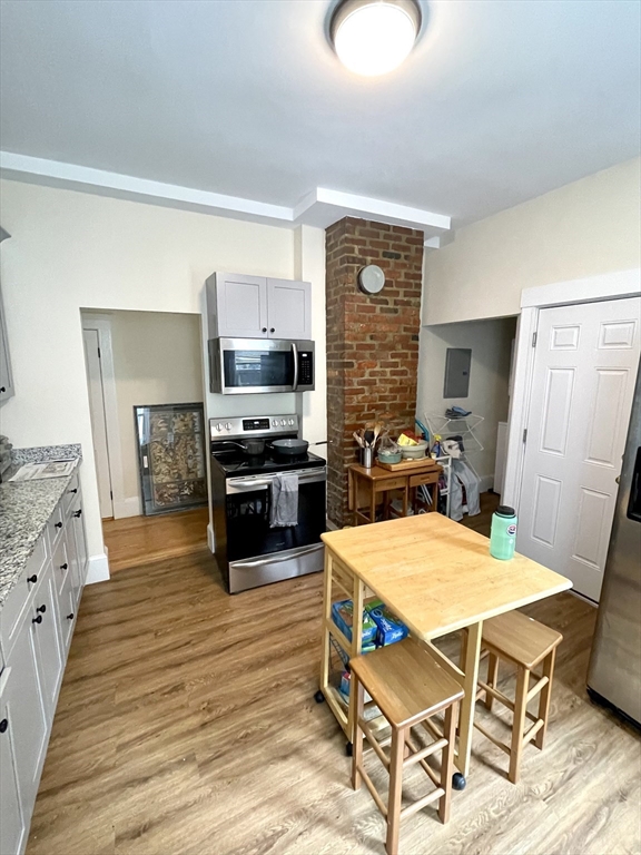 102 Trowbridge St # 1R