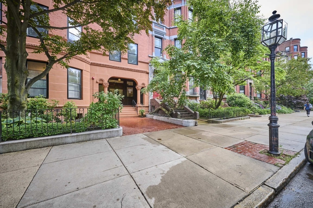 290 Commonwealth Ave # 15