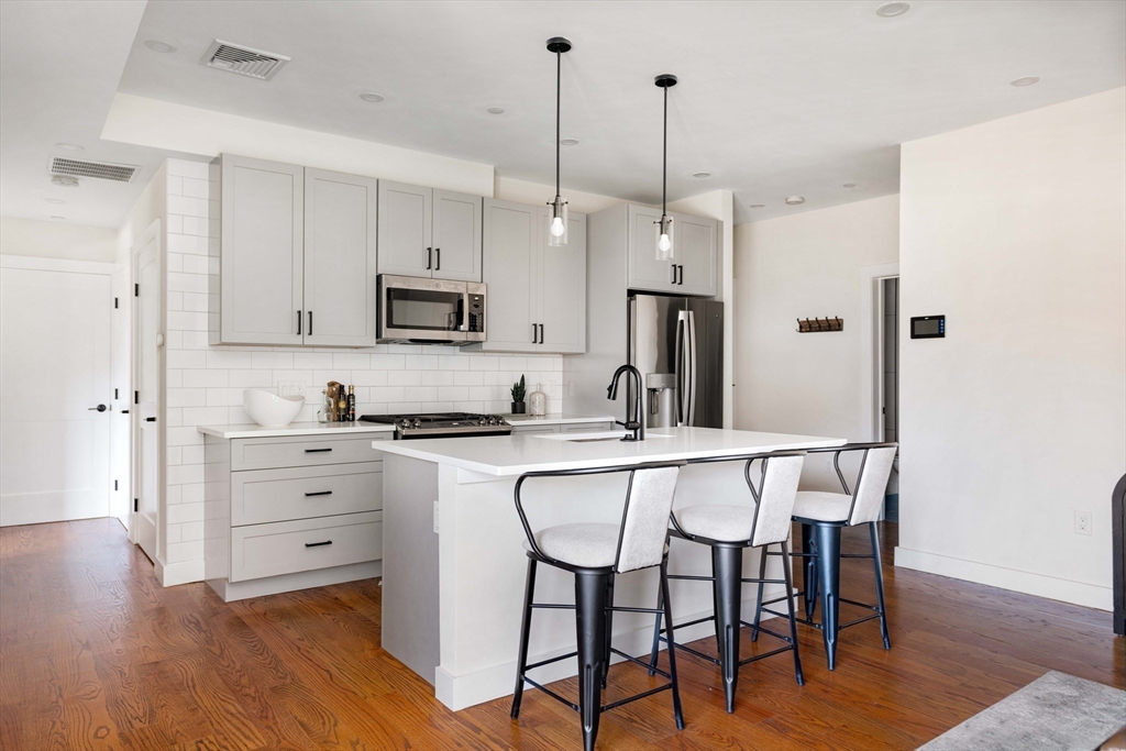 21 Lexington St # 201