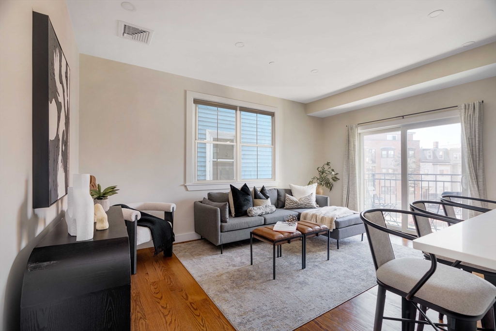 21 Lexington St # 201