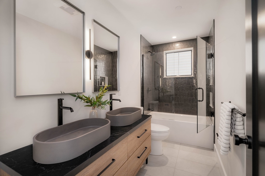 272 East Eagle St # 1