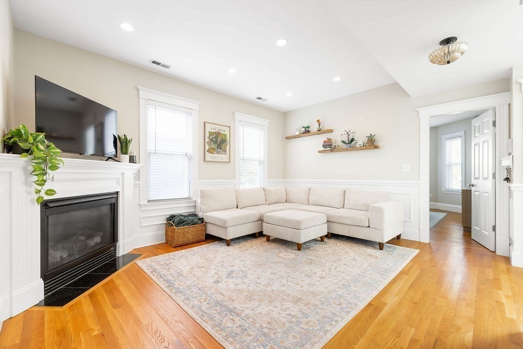 633 E 7th # 3