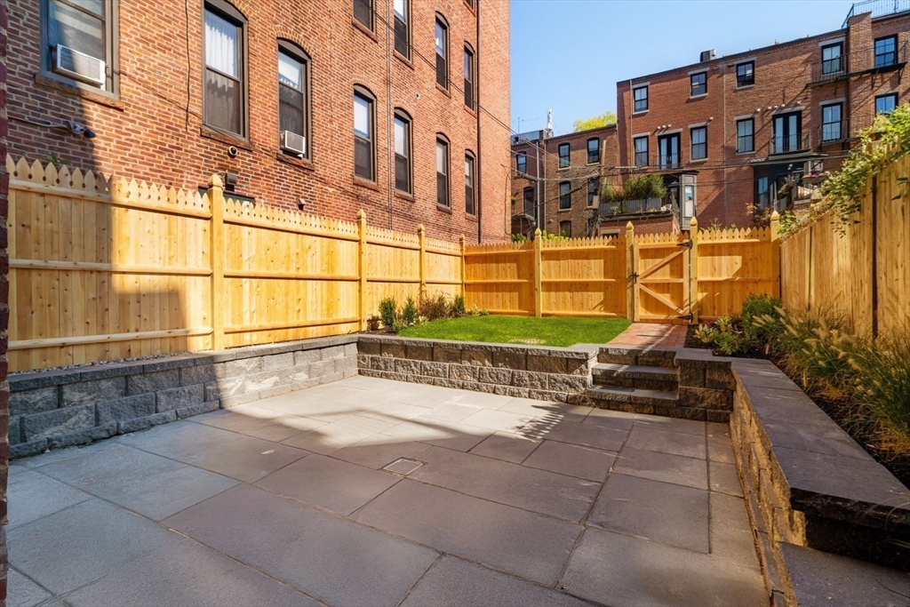 21 Wellington St # 1