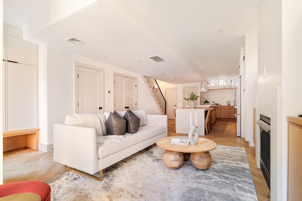 21 Wellington St # 1