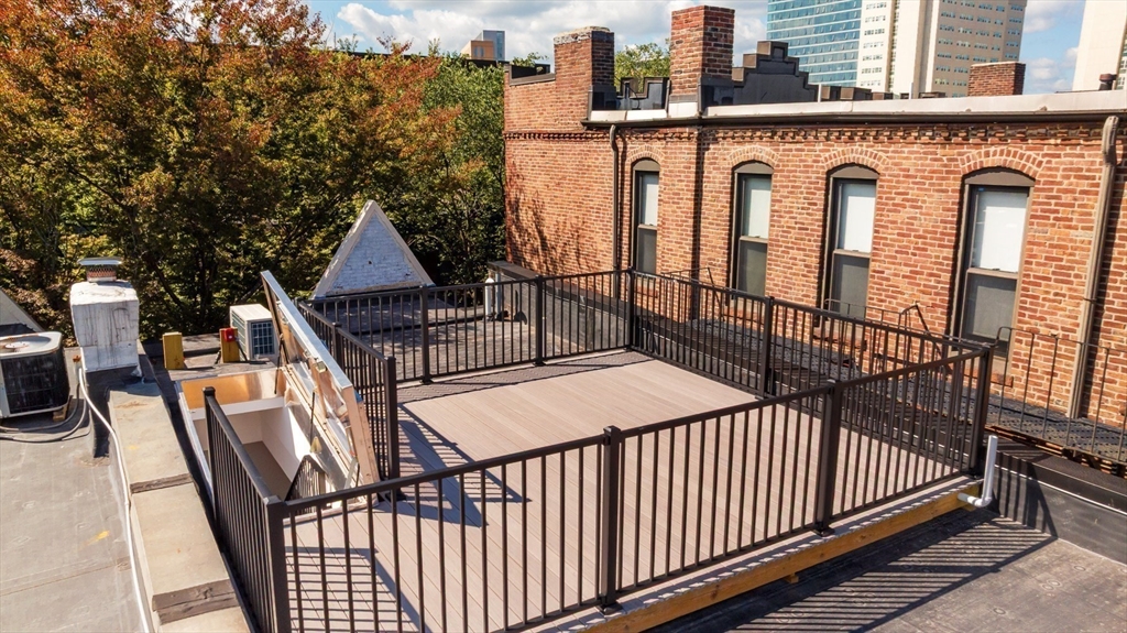 21 Wellington St # 2