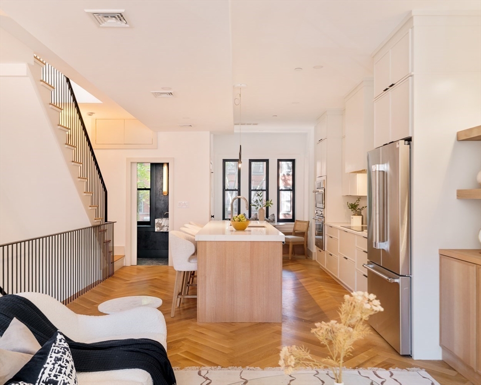 21 Wellington St # 2