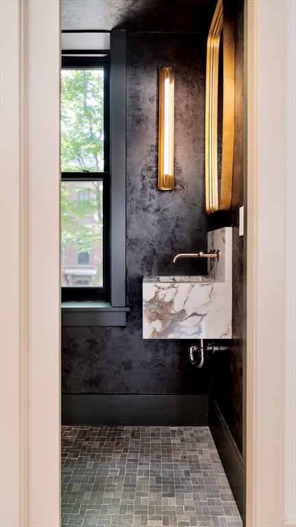 21 Wellington St # 2