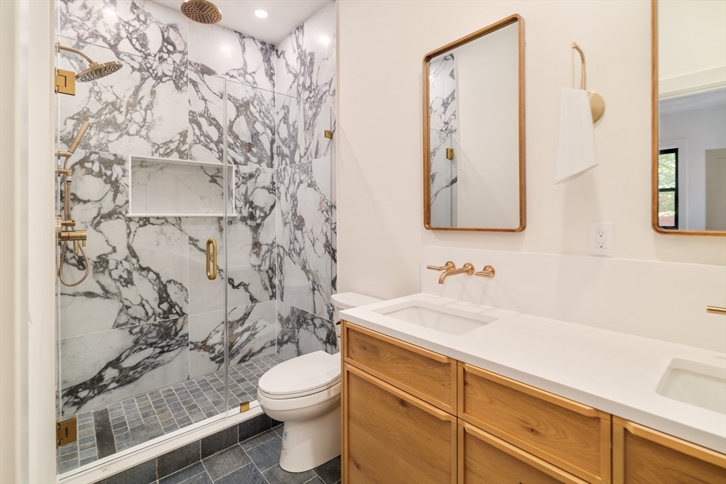 21 Wellington St # 2