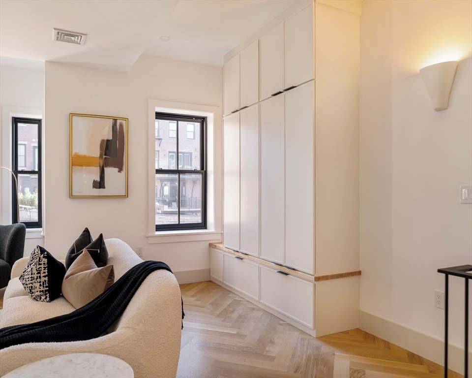 21 Wellington St # 2