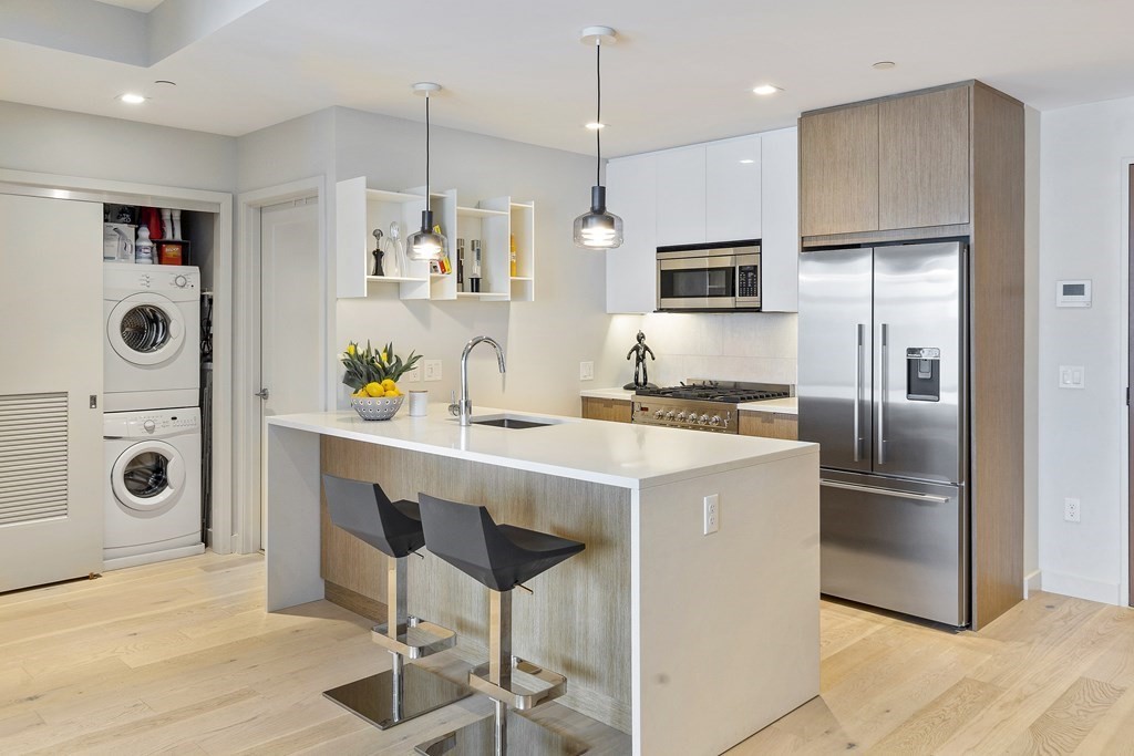 375 Canal St # 906