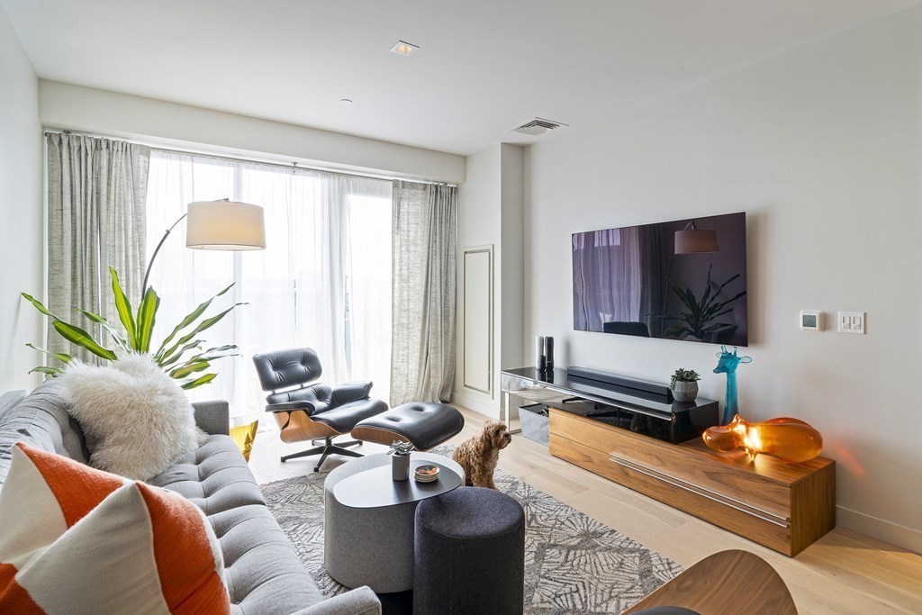 375 Canal St # 906