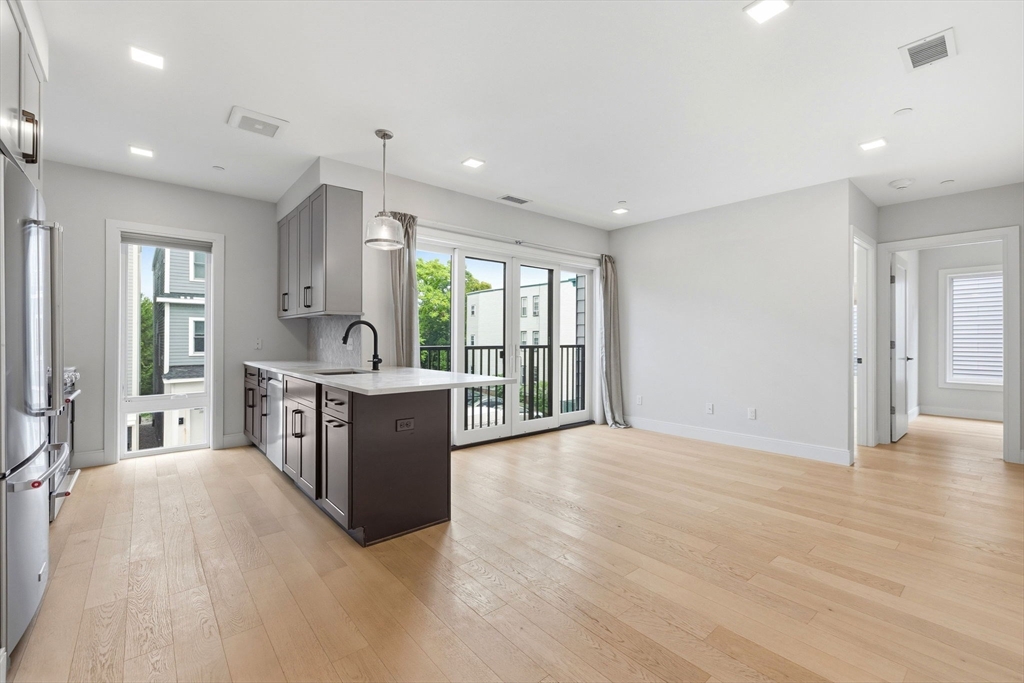 287 Maverick St # U202