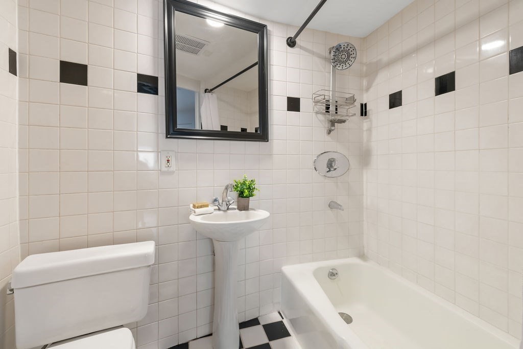 348 Franklin St # 3A