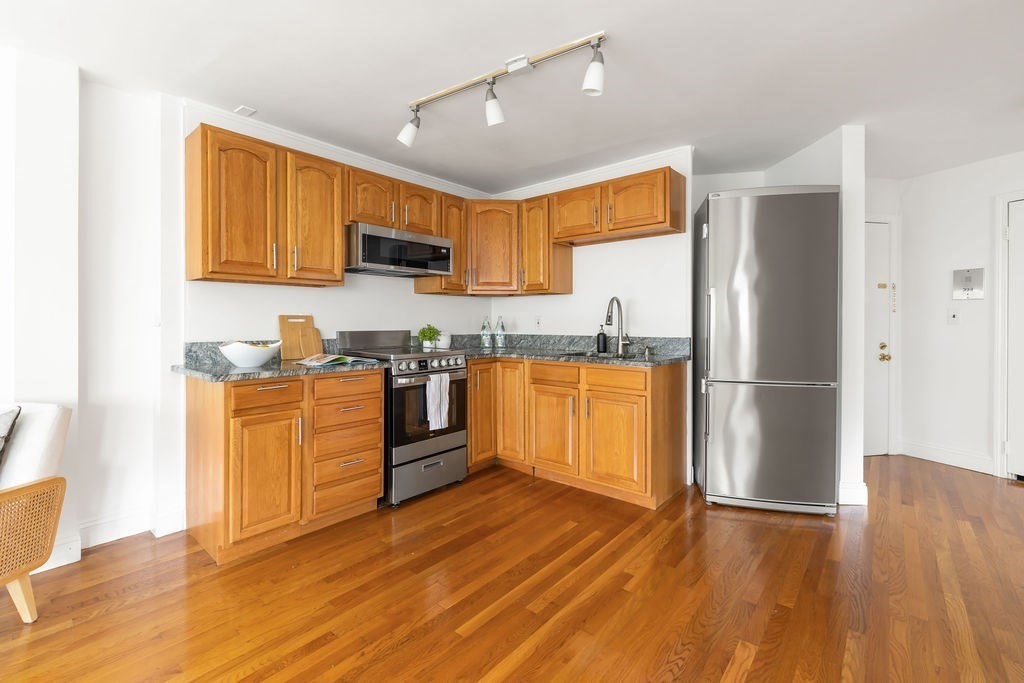348 Franklin St # 3A