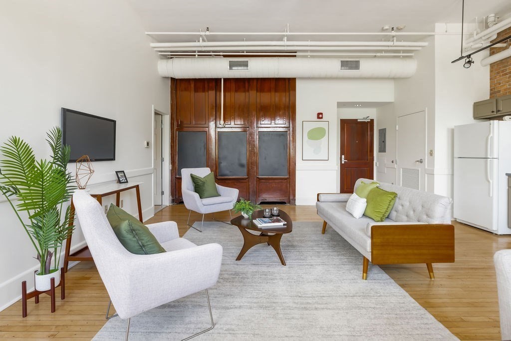 948 Main St # 202
