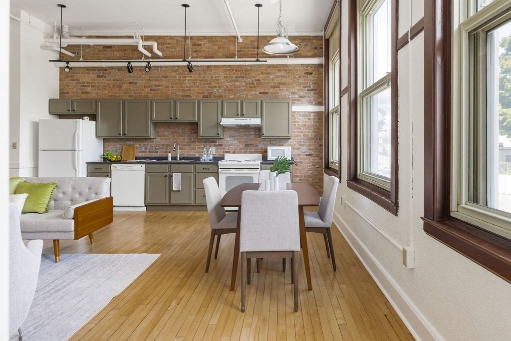 948 Main St # 202