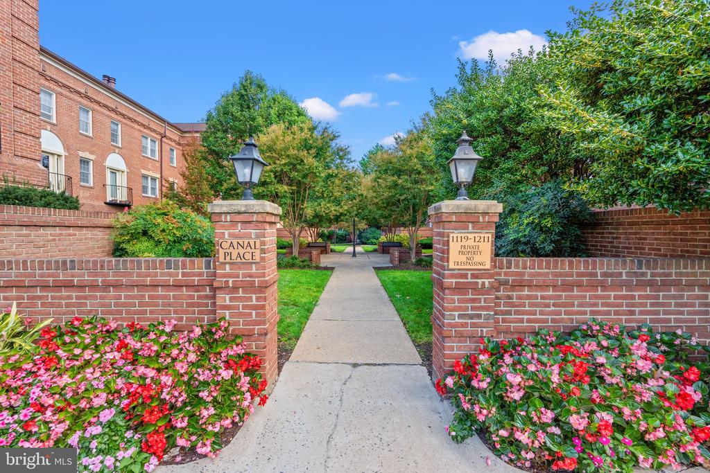 1205 N PITT 3C