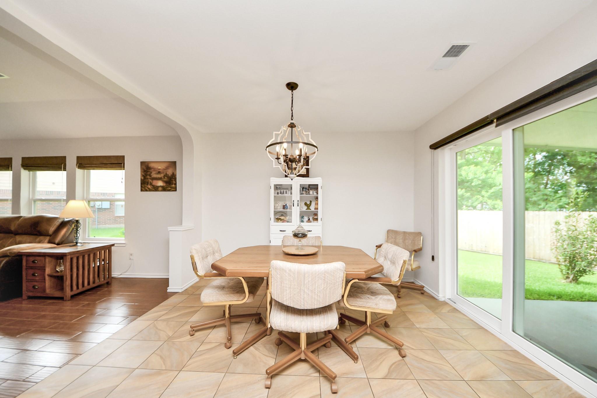 1806 Manor Circle
