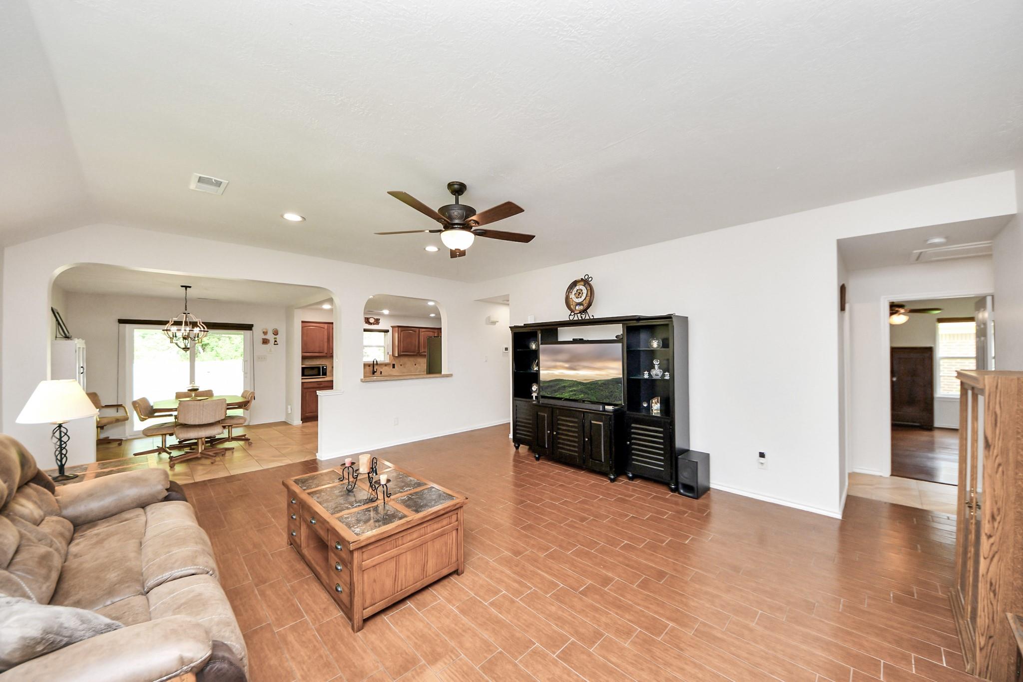 1806 Manor Circle