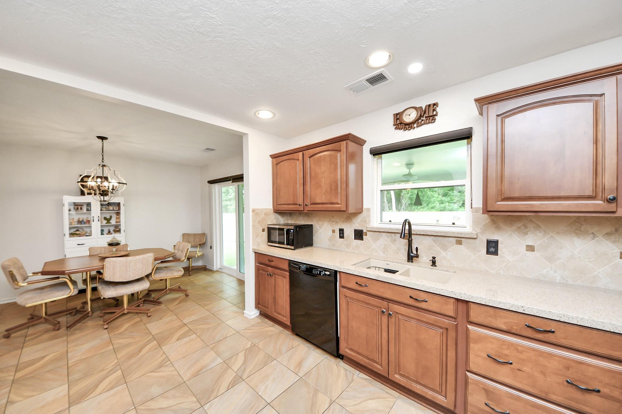 1806 Manor Circle